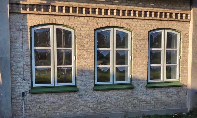 Istandsatte vinduer, Holm